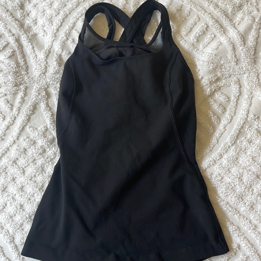 Lululemon tank top w built in bra black size 2